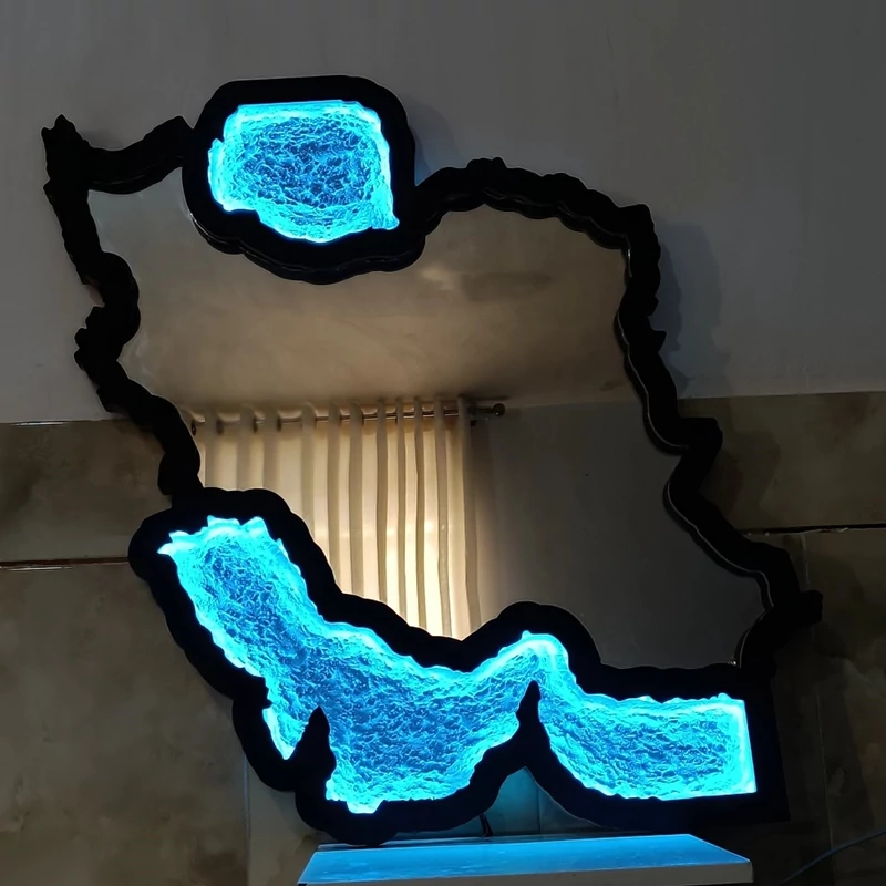 آینه دکوراتیو طرح نقشه ایران نوردار ابعاد 80 در 80 سانتی متر، تصویر ۱
