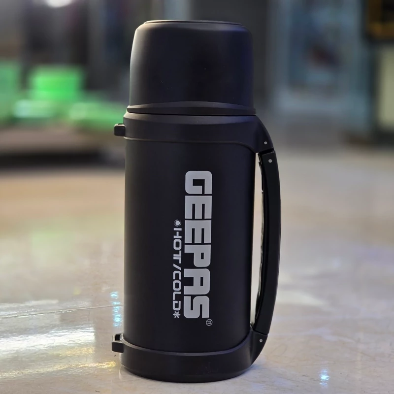 فلاسک قمقمه جی پاس GEEPAS سایز 1.5 لیتر 24 ساعت گرما و سرما، تصویر ۱