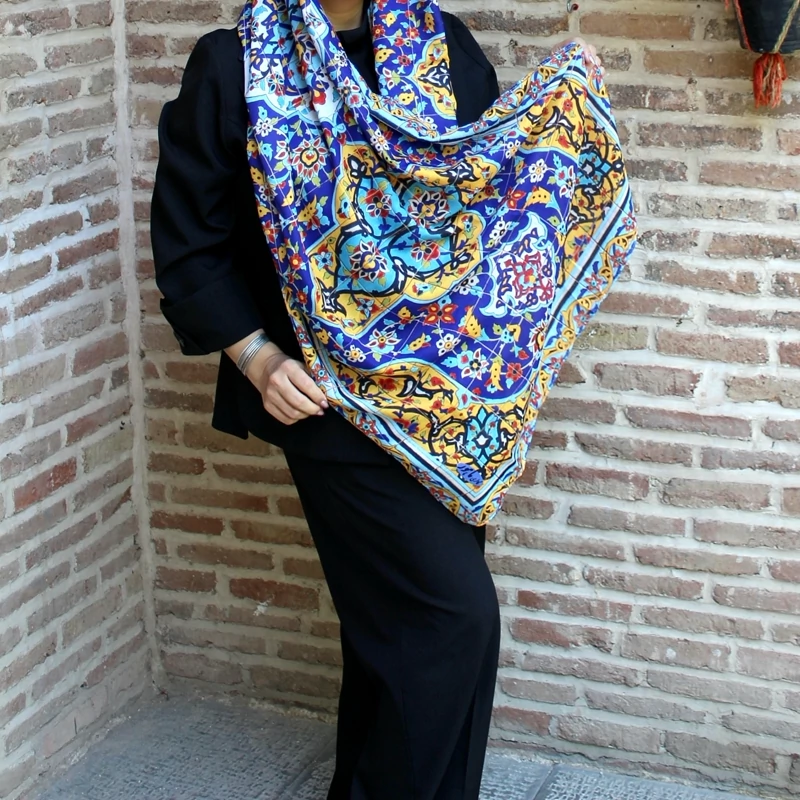 شال سنتی ابریشم طرح کاشیکاری کاخ گلستان، با پارچه ی نخ ساتن و بسیار منحصربفرد و لطیف ، زنانه و دخترانه، تصویر ۱